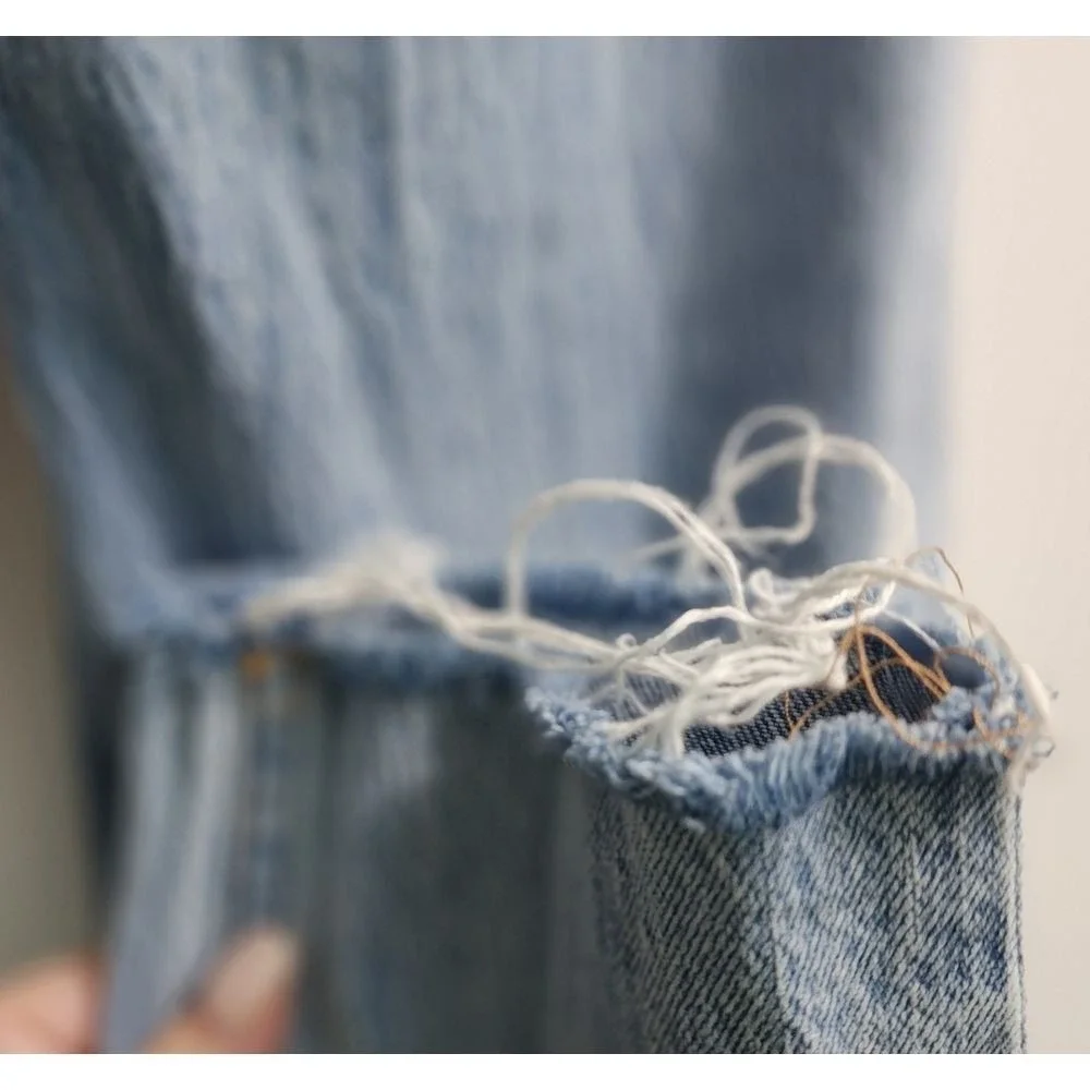 Aeropostale Mom Jeans Light‎ Wash Distressed Raw Hem High Rise Denim